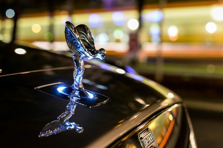 Как называется символ автомобилей Rolls-Royce в виде статуэтки «летящей девушки»?