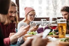 Что ты выберешь: посидеть в интернете или с друзьями в кафе/на пикник?