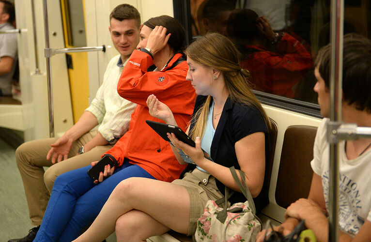 Охотно ли незнакомые люди садятся рядом с вами в городском транспорте?