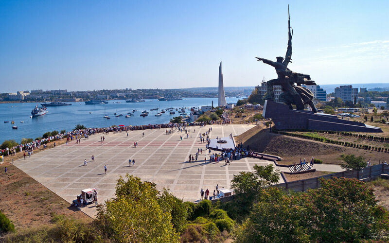 Какие крымские города удостоены звания "Город-герой"?