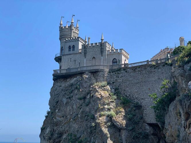 Как называется замок, являющийся одним из главных символов Крыма, фотографию которого вы видите ?