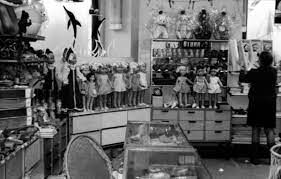 60-е годы – это время появления первых закрытых магазинов, где по специальным талонам "распределялись" зарубежные товары, в основном, финские и австрийские. Как называлась в то время знаменитая сеть таких закрытых магазинов?