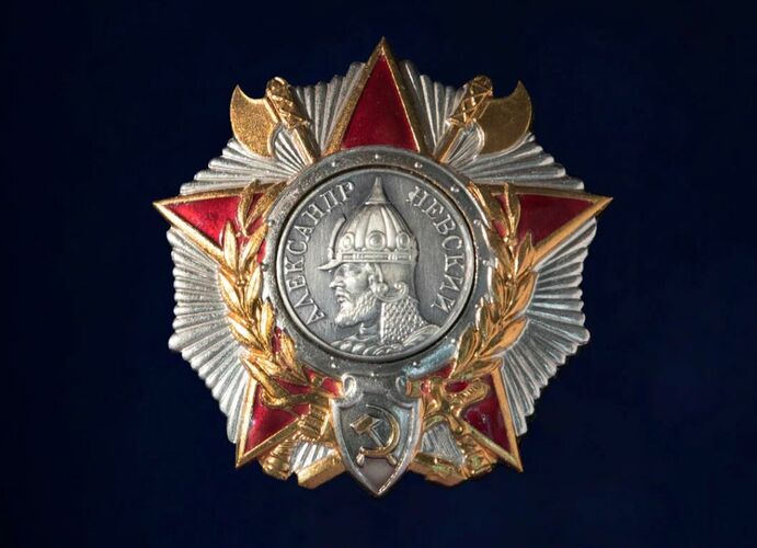 Чтобы создать изображение на советском Ордене Александра Невского, художник использовал