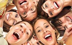 Иногда мы смеемся не потому что нам смешно, а потому что смеются все. Как думаете, ощущает ли наш мозг разницу?