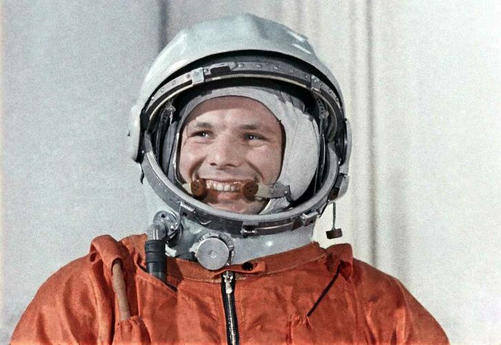 Назовите фамилию первого космонавта Земли?