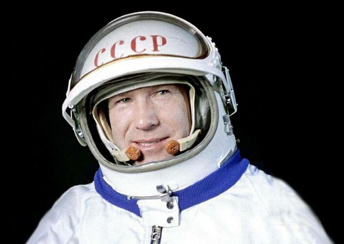 Назовите имя и фамилию первого космонавта, вышедшего в открытый космос?