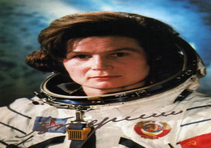 Как зовут первую в мире женщину-космонавта с птичьим позывным "Чайка"?