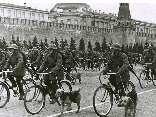 Это фото с первомайского парада 1938 г. в Москве. Кто эти люди?