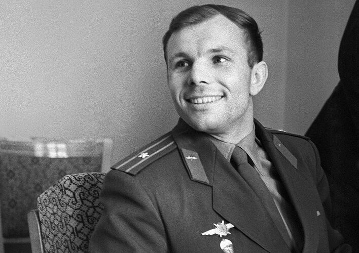 Какое звание получил Юрий Гагарин после полёта в космос?