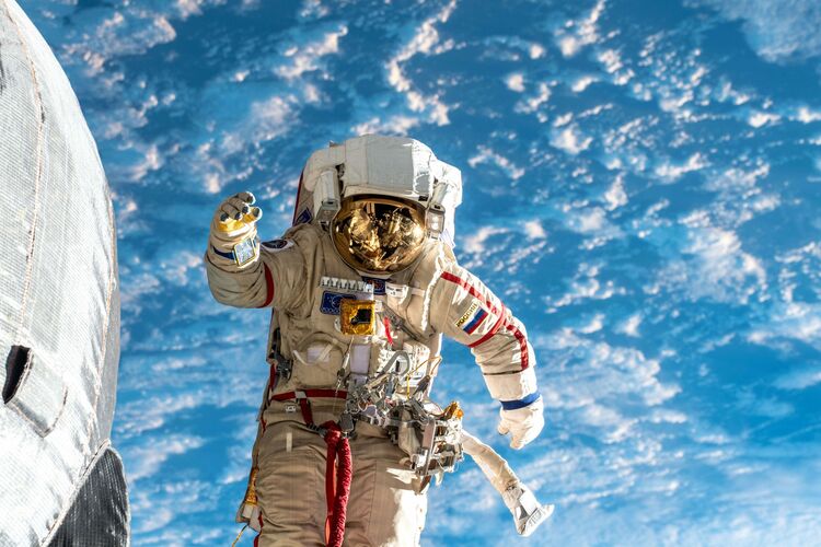 Кто первым в истории космонавтики вышел из корабля в открытый космос? 