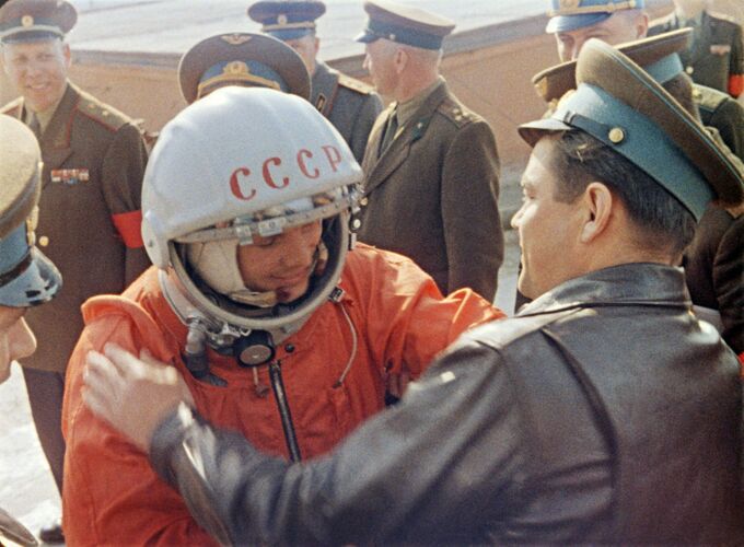 В какой город привезли Юрия Гагарина после приземления?