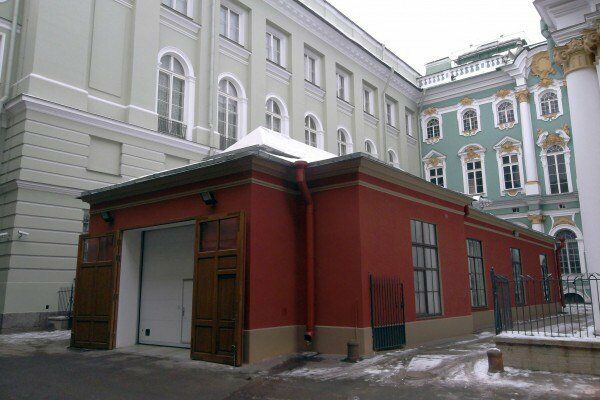 Специально для нужд императора Николая II и благодаря одному из его страстных увлечений между Зимним дворцом и Малым Эрмитажем в начале XX века было построено именно такое сооружение: 