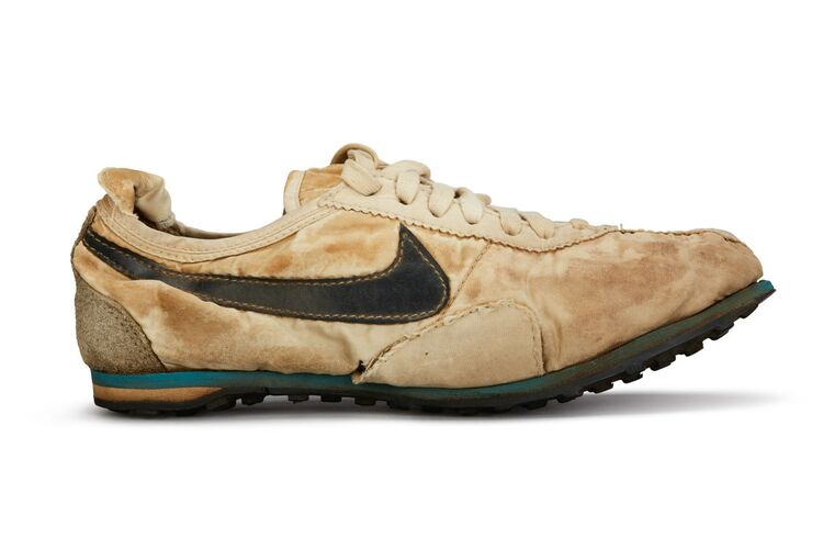Какой бытовой прибор был использован для создания первых кроссовок Nike?