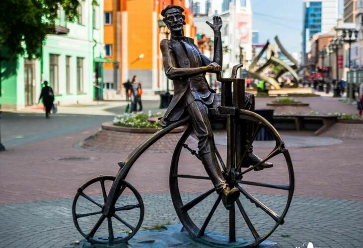 В каком российском городе установлен памятник изобретателю велосипеда Ефиму Артамонову?