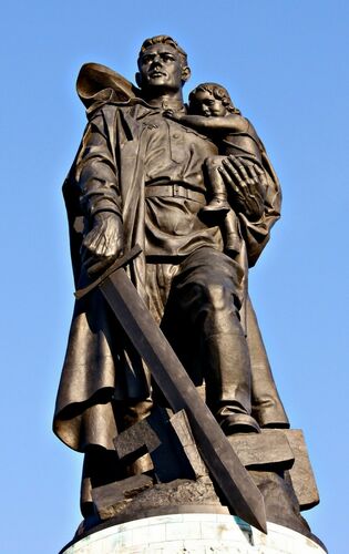 Прототипом для этого памятника послужил советский солдат, уроженец села Вознесенки Тисульского района Кемеровской области Николай Масалов 