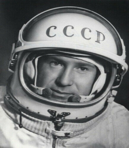  Лётчик-космонавт, первый человек, вышедший в открытый космос.