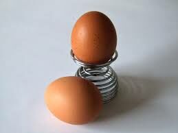 Как может брошенное яйцо пролететь три метра и не разбиться?