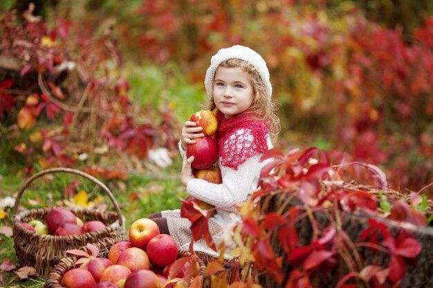 Как разделить пять яблок между пятью девочками так, чтобы каждая получила по яблоку, и при этом одно из яблок осталось в корзинке?