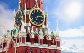 На какой башне находятся кремлёвские куранты, под бой которых Россия встречает Новый год?