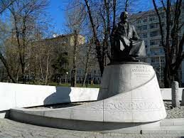 Где в столице установлен памятник писателю Абаю Кунанбаеву?