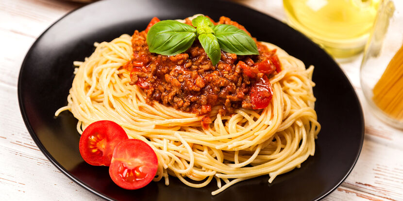 Какими приборами едят спагетти?