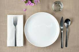 После завершения приема пищи, как правильно следует складывать вилку и нож на тарелке?