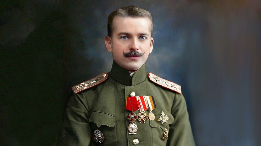 Русский военный лётчик, основоположник высшего пилотажа. 27 августа 1913 года первым в мире выполнил "мёртвую петлю".