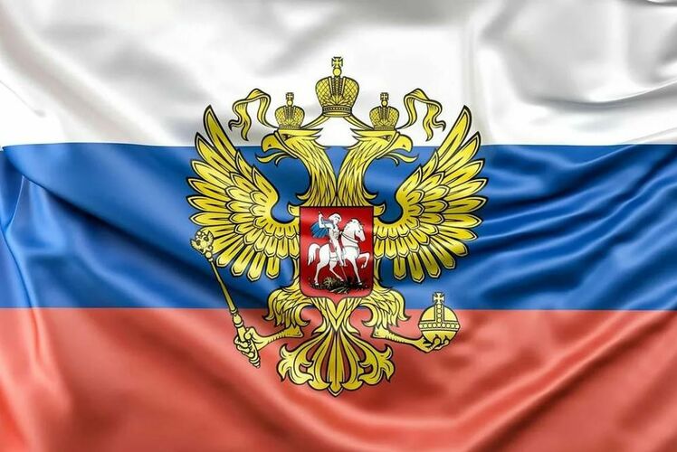 Федеральный конституционный закон «О Государственном флаге Российской Федерации», определяющий правовое положение и правила использования флага России, бы принят