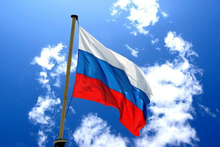 Какой русский император, в своем вступлении на престол узаконил три цвета  Российского флага и их значение ?