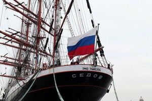 На каком русском военном корабле, впервые был поднят бело-сине-красный  флаг?