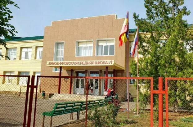 7.	При поддержке какого военачальника она была построена  Зимовниковская средняя школа №1 ?