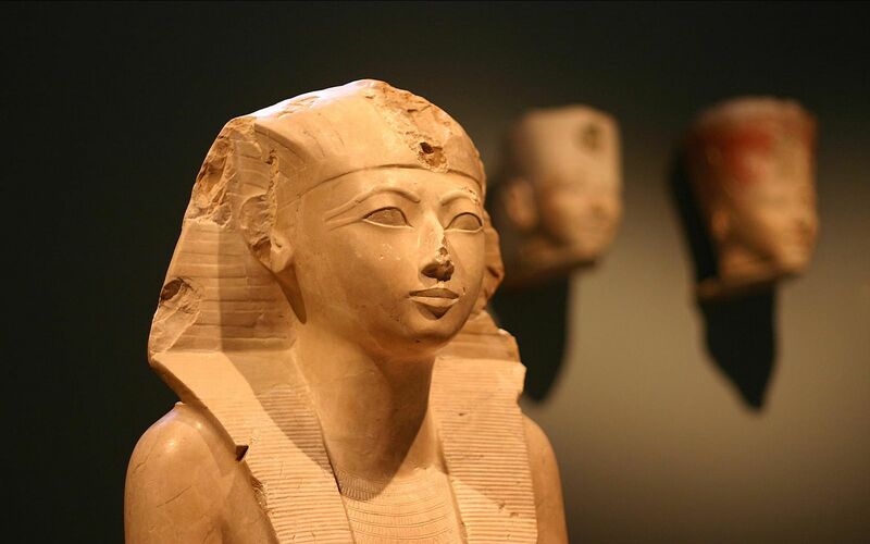 Какая из этих египетских правительниц руководила строительством комплекса Дейр-эль-Бахри?