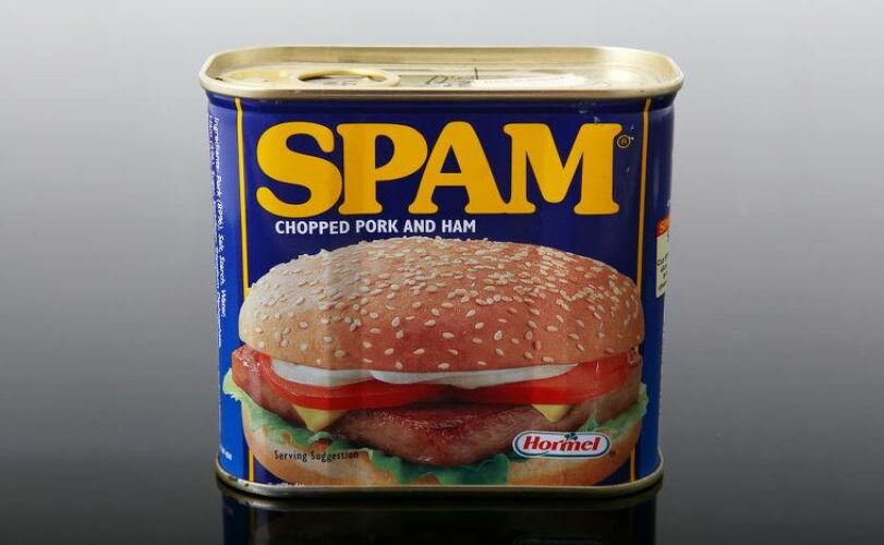 Назойливую рекламную email-рассылку спамом называют с 1986 года, а само это слово было использовано для названия мясных консервов ещё в…