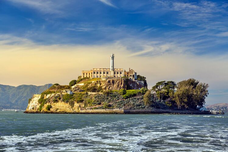 Островная тюрьма в Сан-Франциско называется Алькатрас.