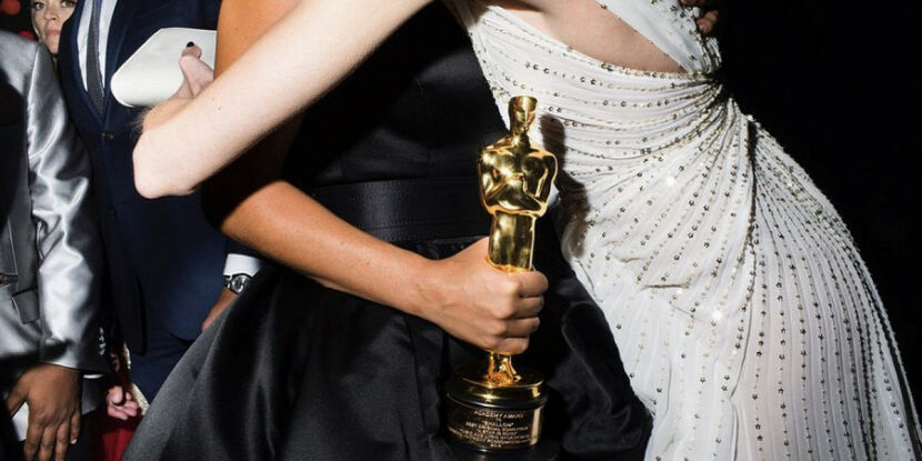 Как зовут первую женщину, получившую награду в категории "Лучший режиссёр"?