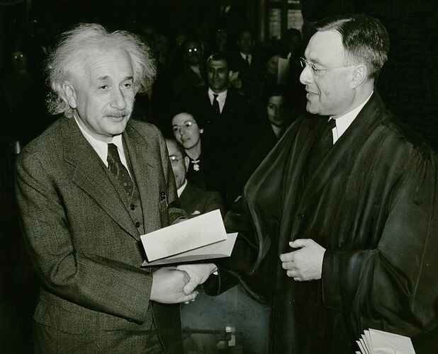 Когда Эйнштейн переехал в США и перестал быть гражданином Германии?