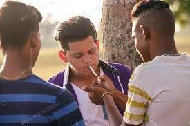 В парке Вы встретили школьников, которые курят и сквернословят. Как Вы отреагируете?