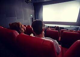 Вы с друзьями слегка опоздали на сеанс в кино, а места у вас прямо посередине ряда. Как будете пробираться к ним?