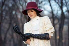 На улице очень холодно, и перчатки снимать ну совсем не охота. Их вообще обязательно снимать перед рукопожатием?