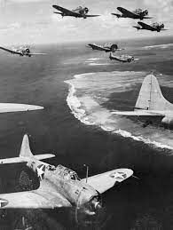 Сколько японских самолетов сделали первый удар по базе американцев?