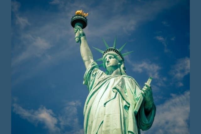 Статуя Свободы в Нью-Йорке изначально была немного другой. А чем она сразу отличалась?