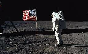 Кто был первым человеком, который ступил на Луну?