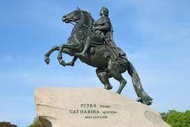 Как называется каменный монолит, на котором установлен памятник Петру I в Санкт-Петербурге?
