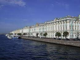 Какой дворец украшает Дворцовую набережную Санкт-Петербурга?