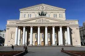 В каком архитектурном стиле построено здание Большого театра в Москве?