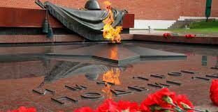 Из какого города в 1967 в Москву прибыл Вечный огонь для Могилы Неизвестного Солдата?