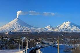 Где находится крупнейший действующий вулкан России?