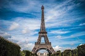 Один французский писатель ужасно не любил Эйфелеву башню. Где он предпочитал обедать?