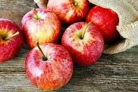 Как разделить пять яблок между пятью девочками так, чтобы каждая получила по яблоку и при этом одно из яблок осталось в корзинке?