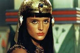 Что носила древнеегипетская царица Хатшепсут в знак того, что она полноценный фараон?